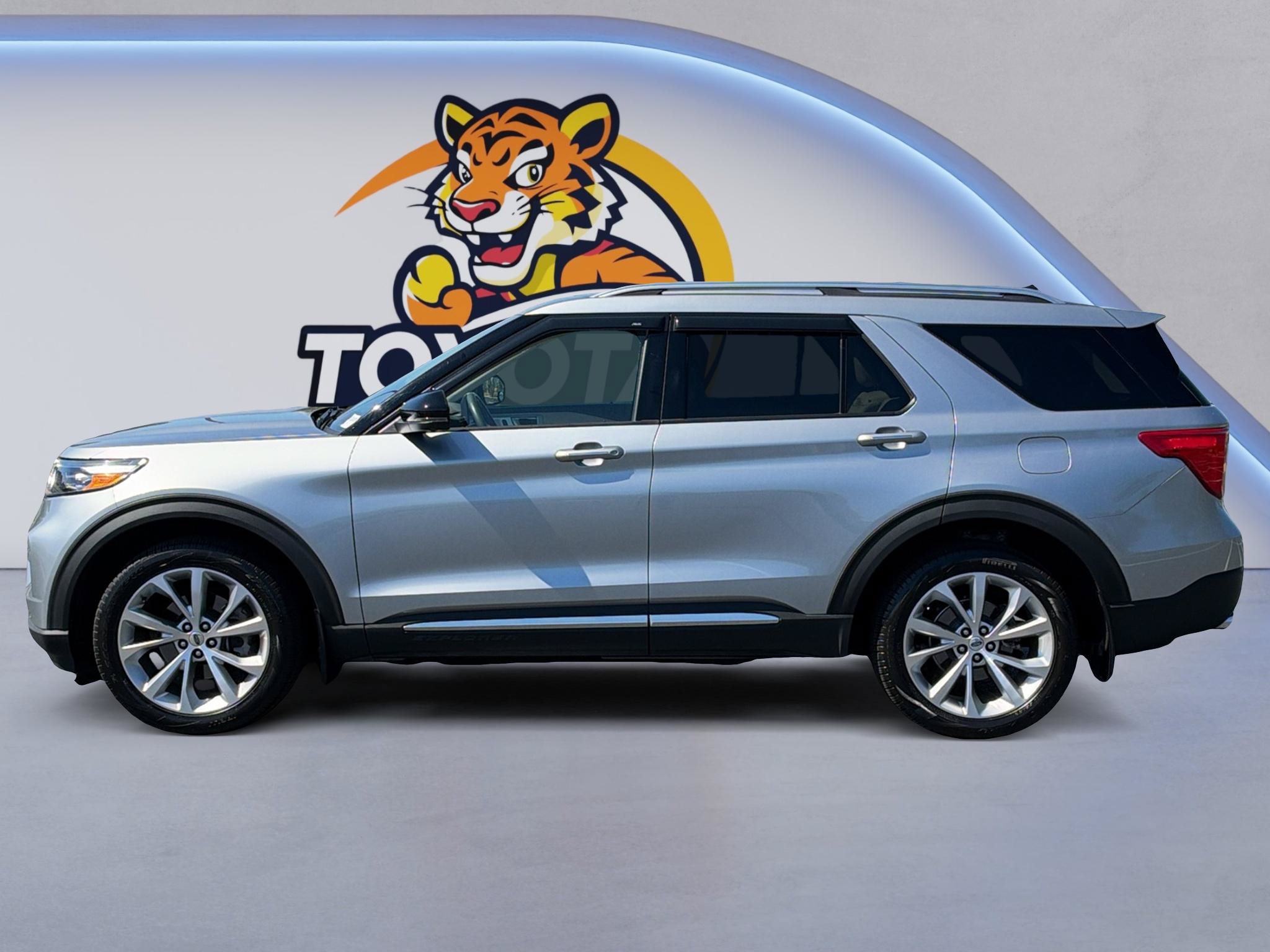Used 2023 Ford Explorer Platinum w/ Technology Package AWD/4WD image 9