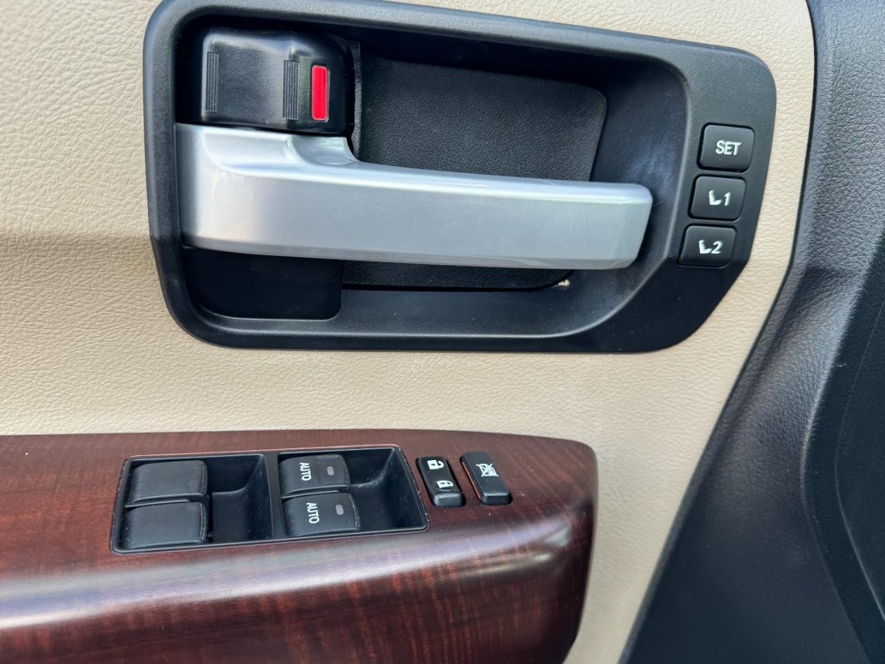 Used 2014 Toyota Sequoia Platinum image 18