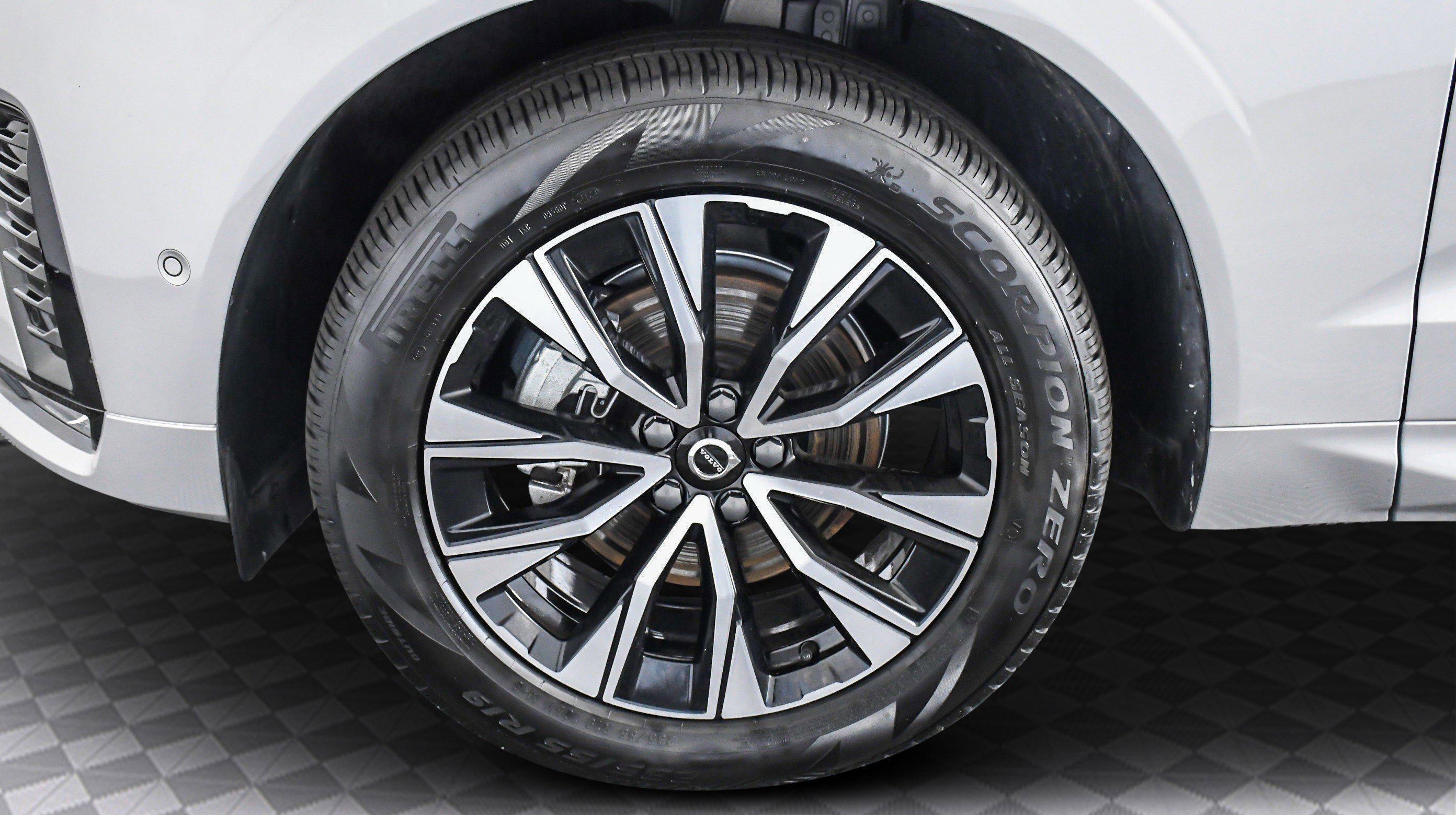 Used 2025 Volvo XC60 B5 Plus image 36