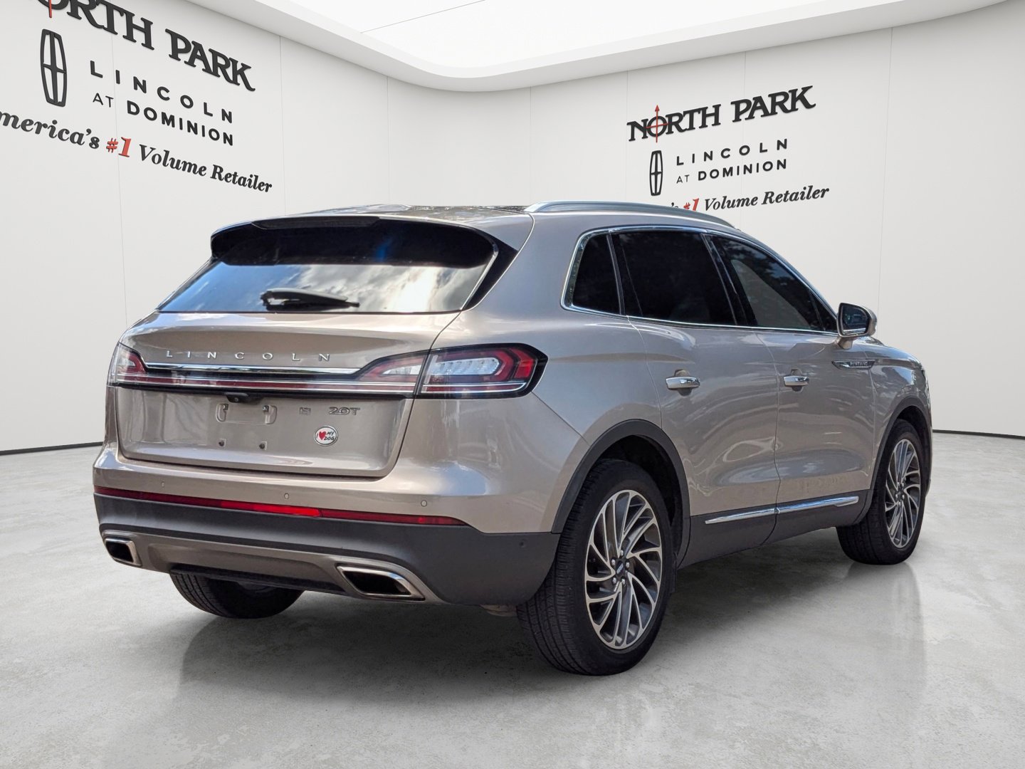Used 2020 Lincoln Nautilus Reserve FWD image 3