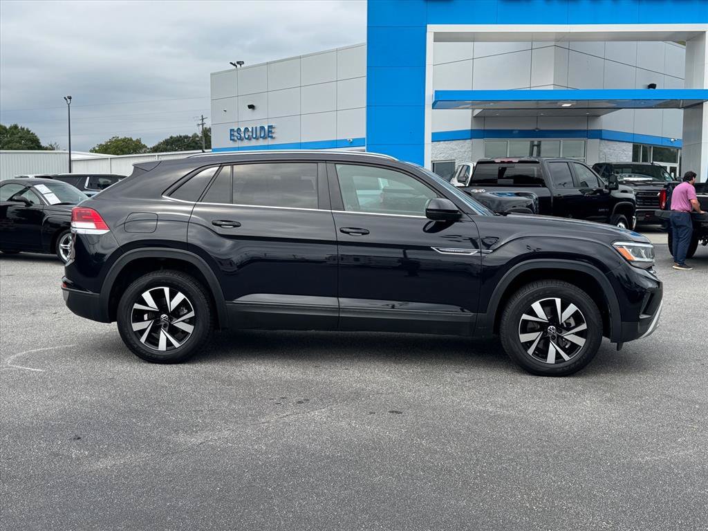 Used 2022 Volkswagen Atlas Cross Sport SE FWD image 2