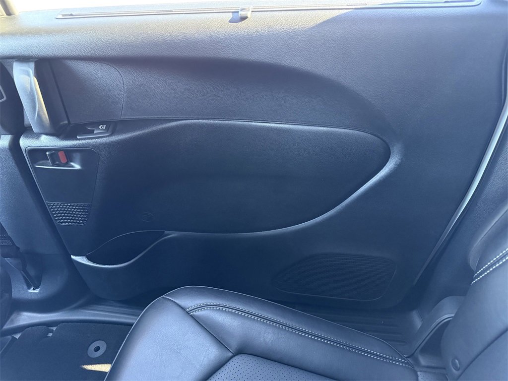 Used 2025 Chrysler Pacifica Select image 32