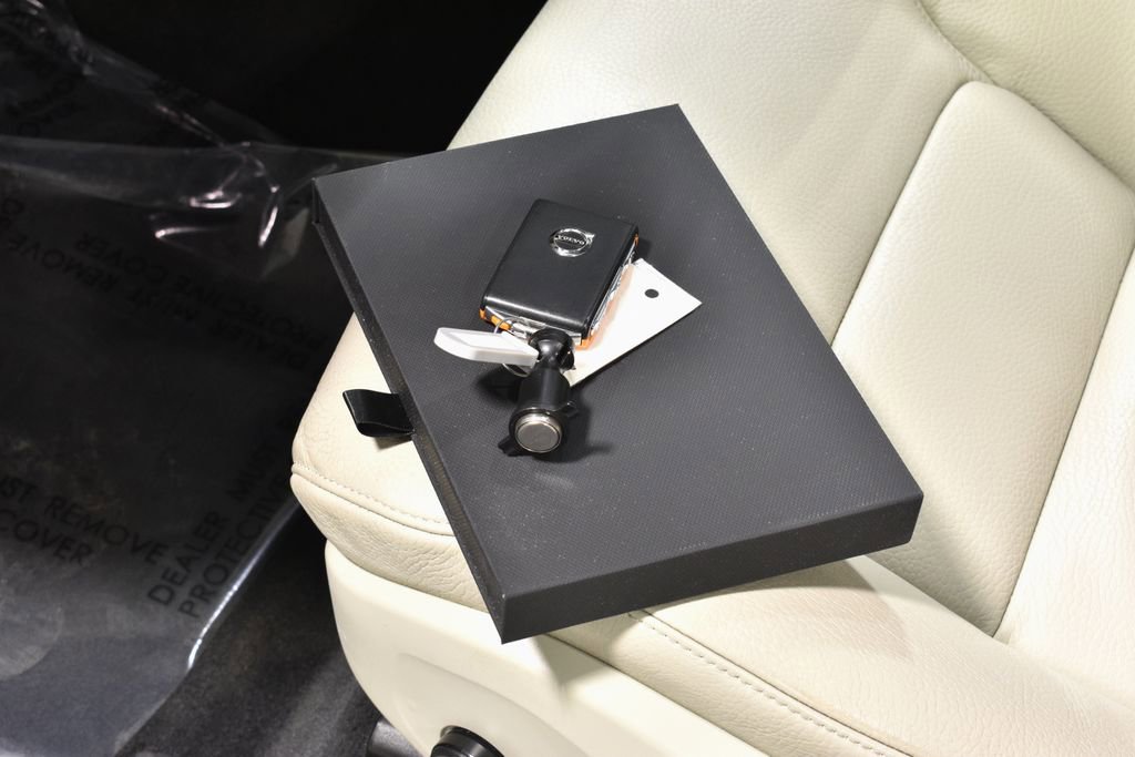 Used 2023 Volvo XC60 B5 Plus image 39