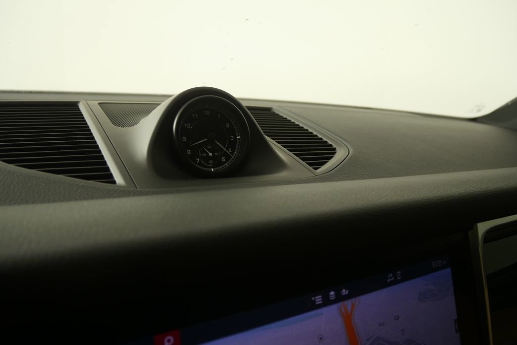 Used 2025 Porsche Macan image 24