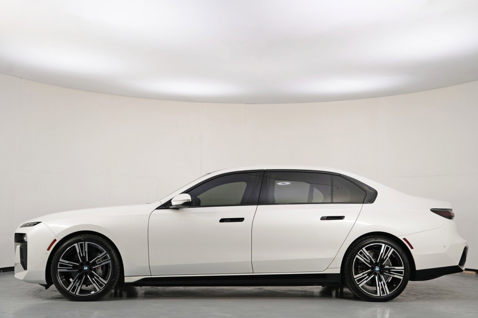 Used 2023 BMW i7 xDrive60 image 9