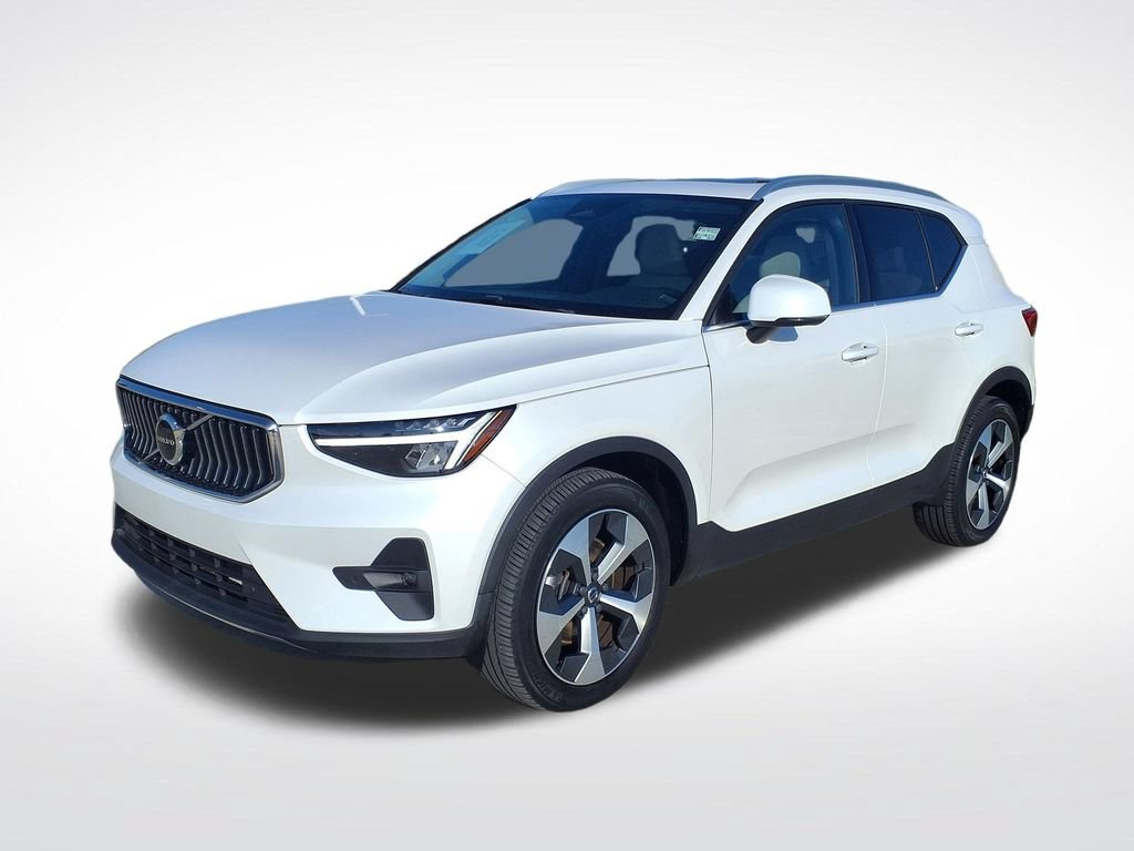 Certified 2023 Volvo XC40 B4 Plus w/ Climate Package FWD image 4