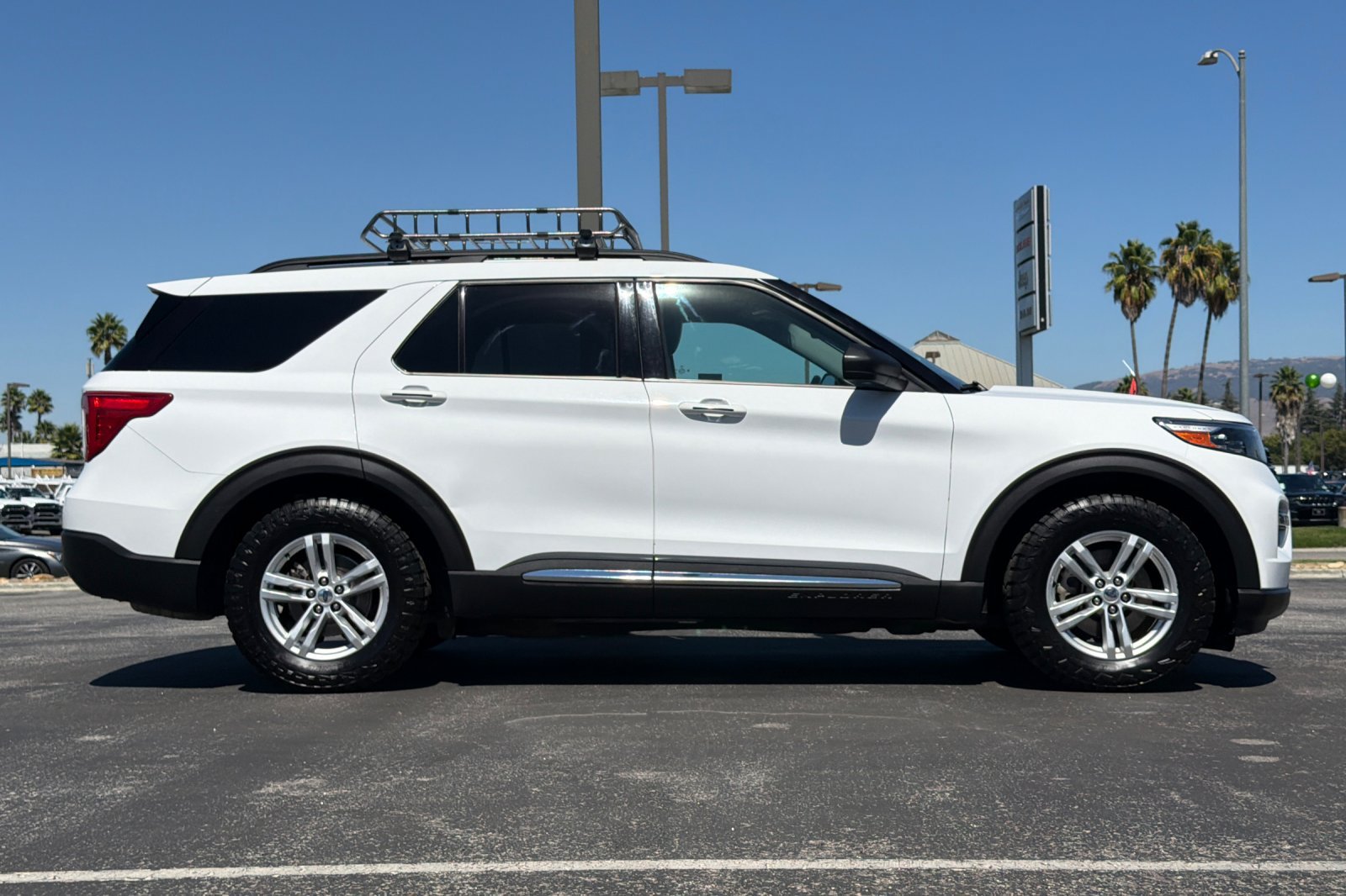 Used 2020 Ford Explorer XLT w/ Equipment Group 202A RWD image 3