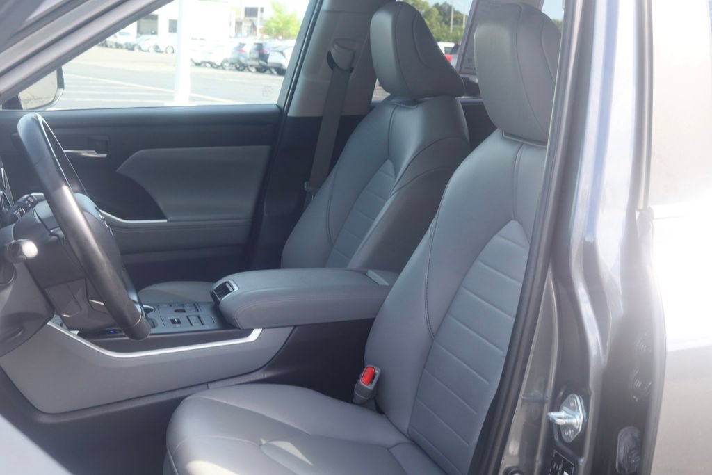 Used 2023 Toyota Highlander XLE AWD/4WD image 35