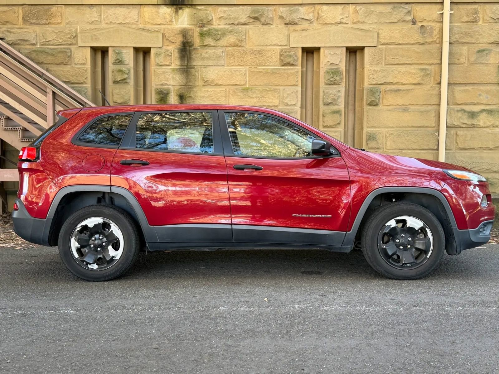 Used 2016 Jeep Cherokee Sport FWD image 3