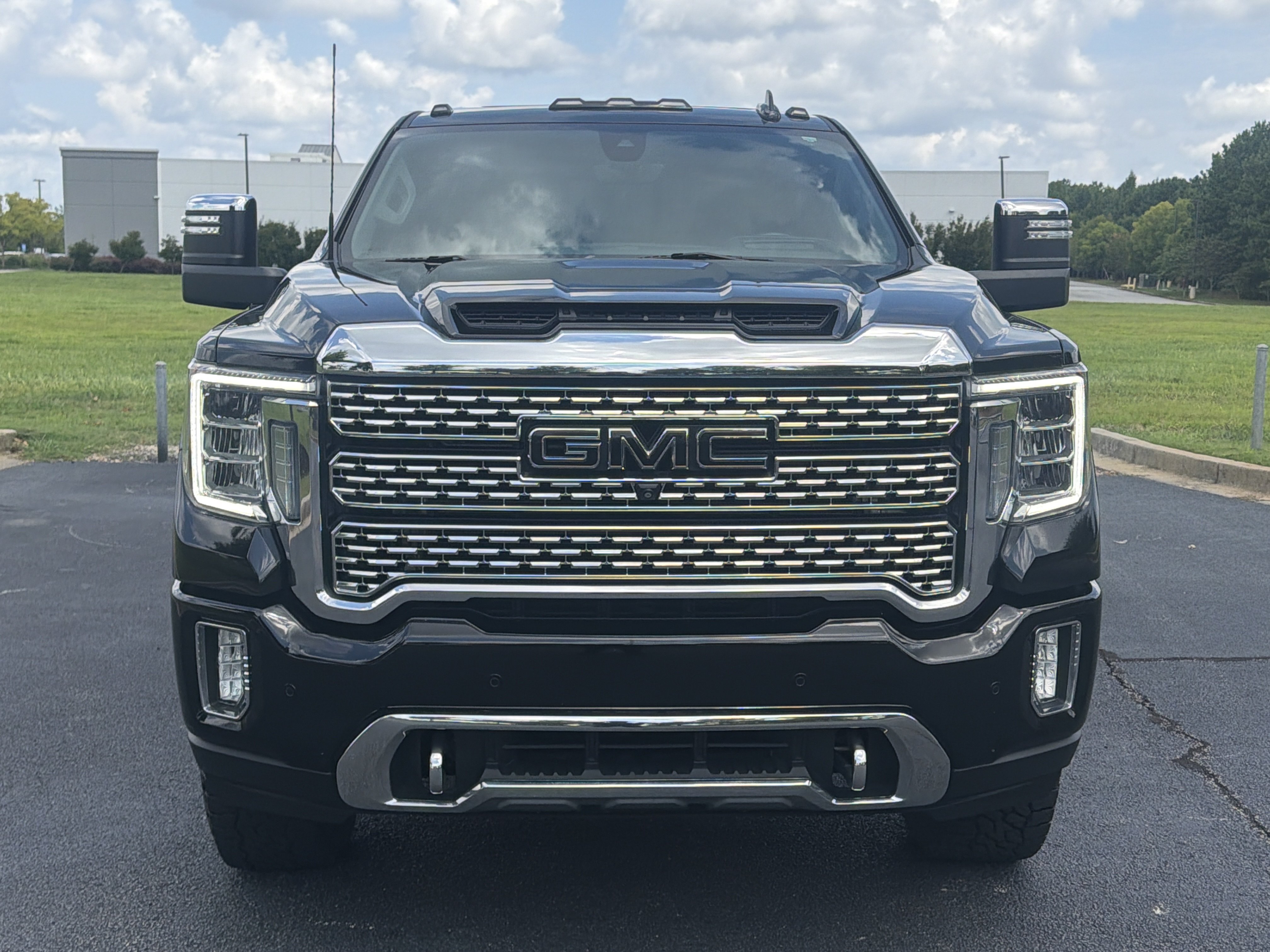 Used 2021 GMC Sierra 3500 Denali w/ Denali Black Diamond Edition AWD/4WD image 3
