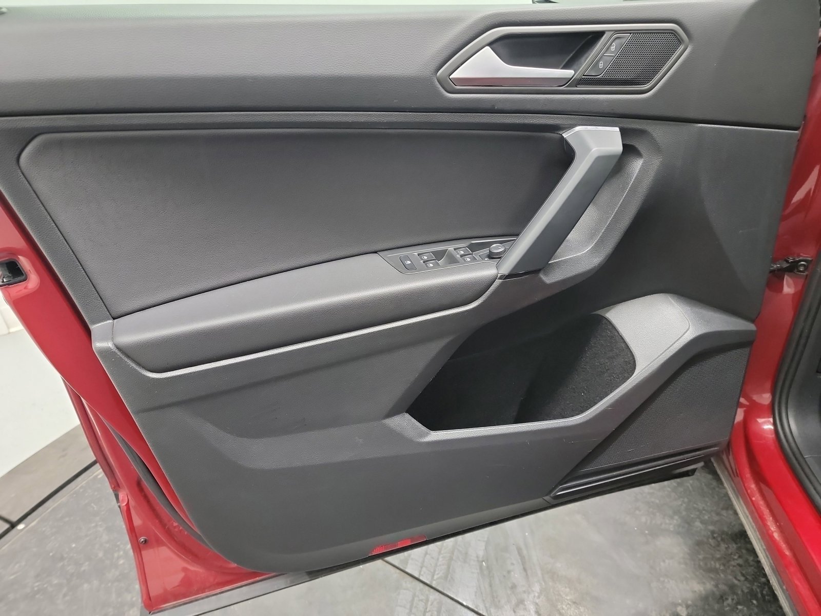 Used 2019 Volkswagen Tiguan SE w/ Panoramic Sunroof Package image 13