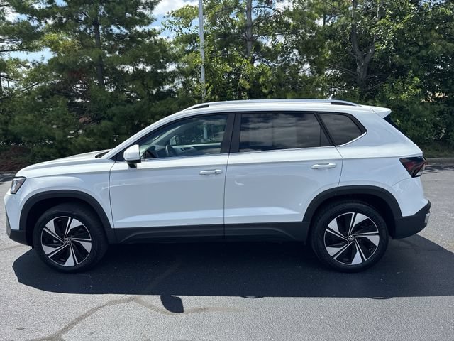 Used 2025 Volkswagen Taos SE AWD/4WD image 3