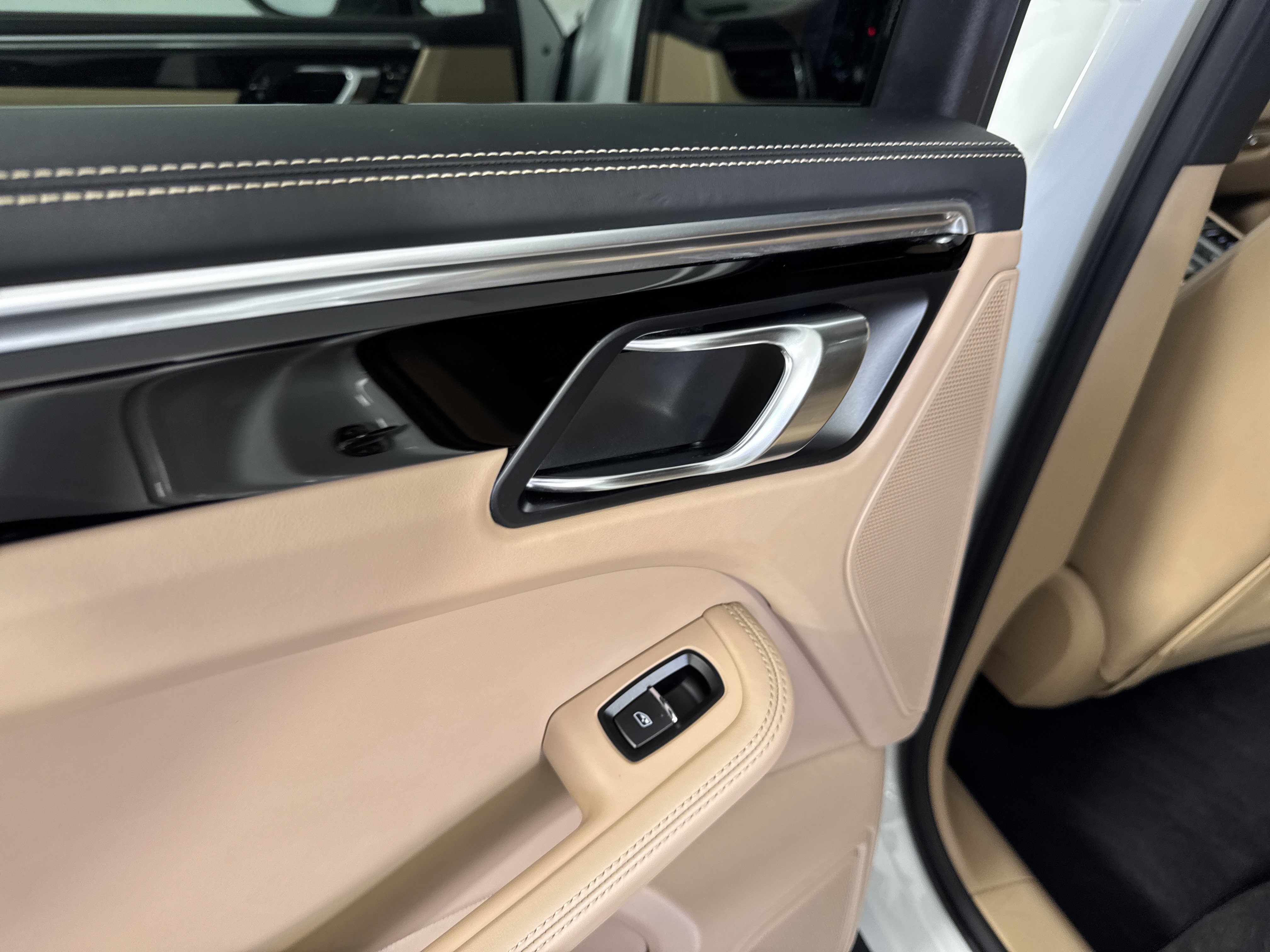 Used 2023 Porsche Macan Turbo image 20