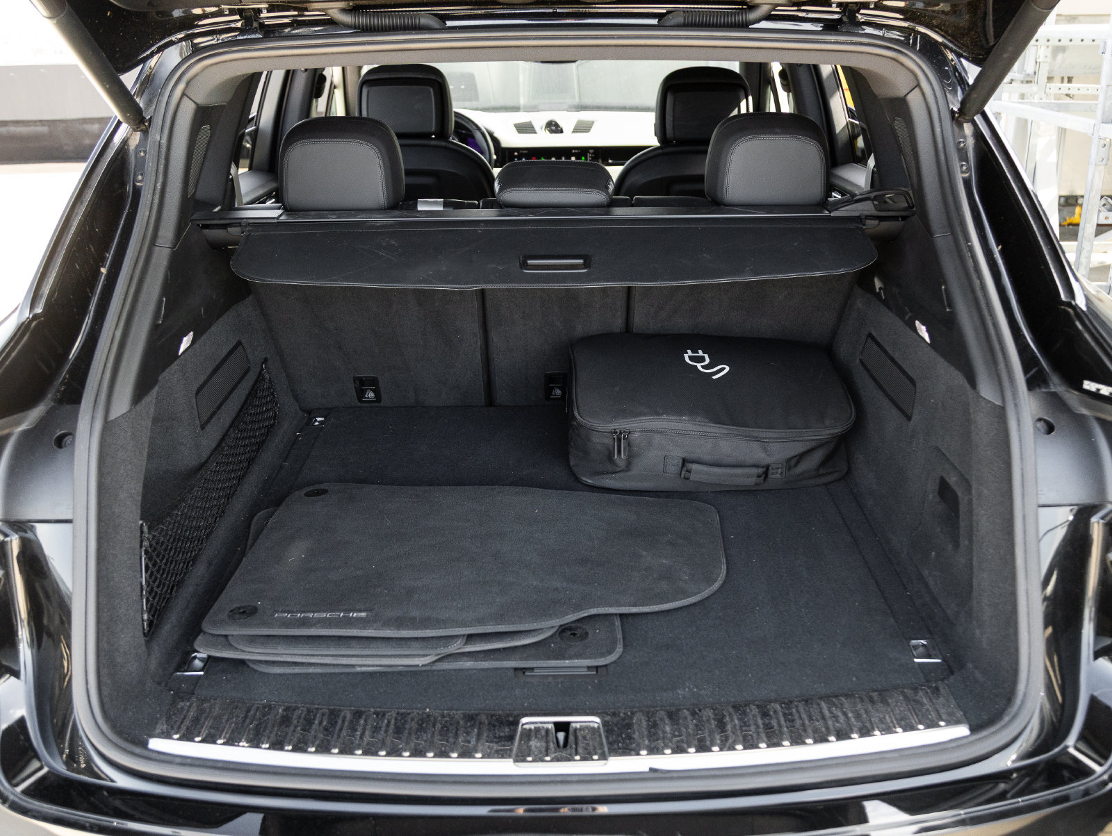 Certified 2023 Porsche Cayenne Platinum Edition AWD/4WD image 32