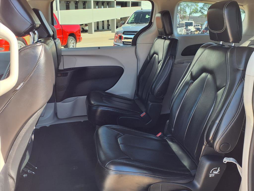 Used 2023 Chrysler Pacifica Touring-L image 17