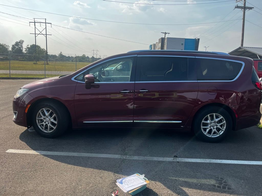Used 2020 Chrysler Pacifica Touring-L image 2