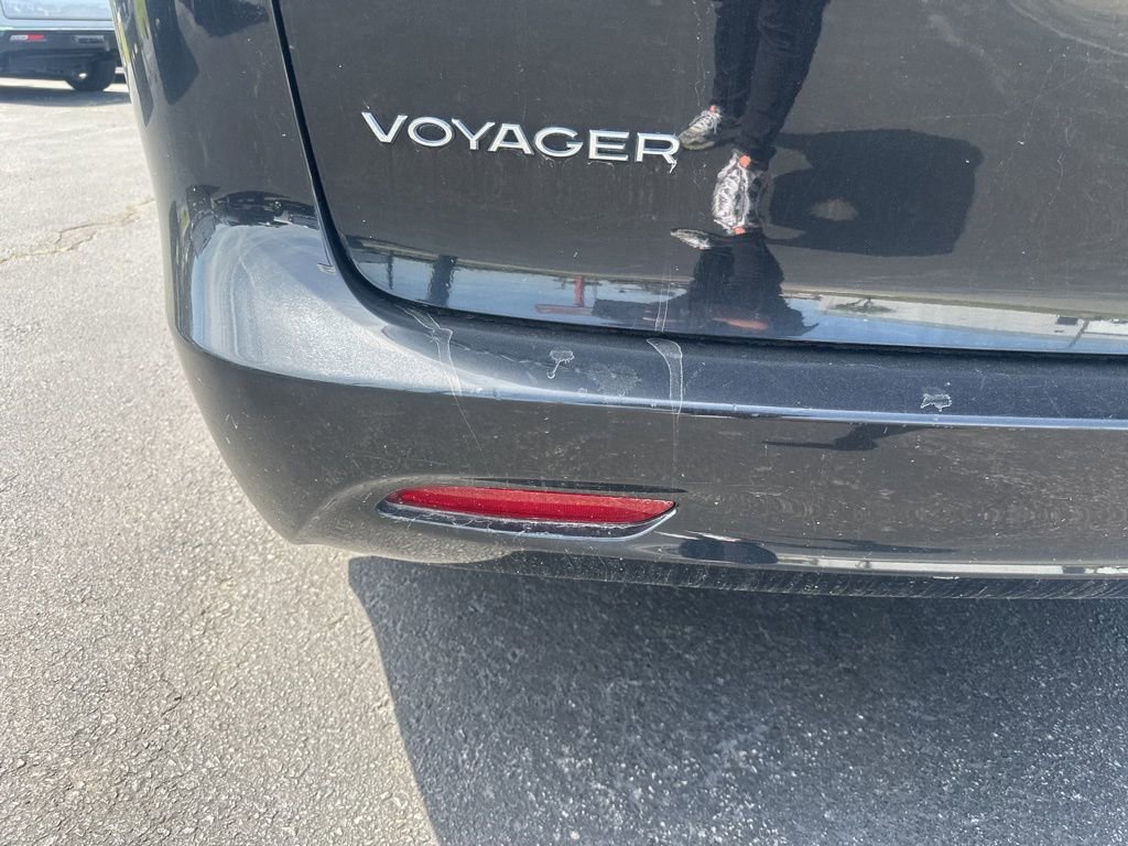 Used 2022 Chrysler Voyager LX image 7