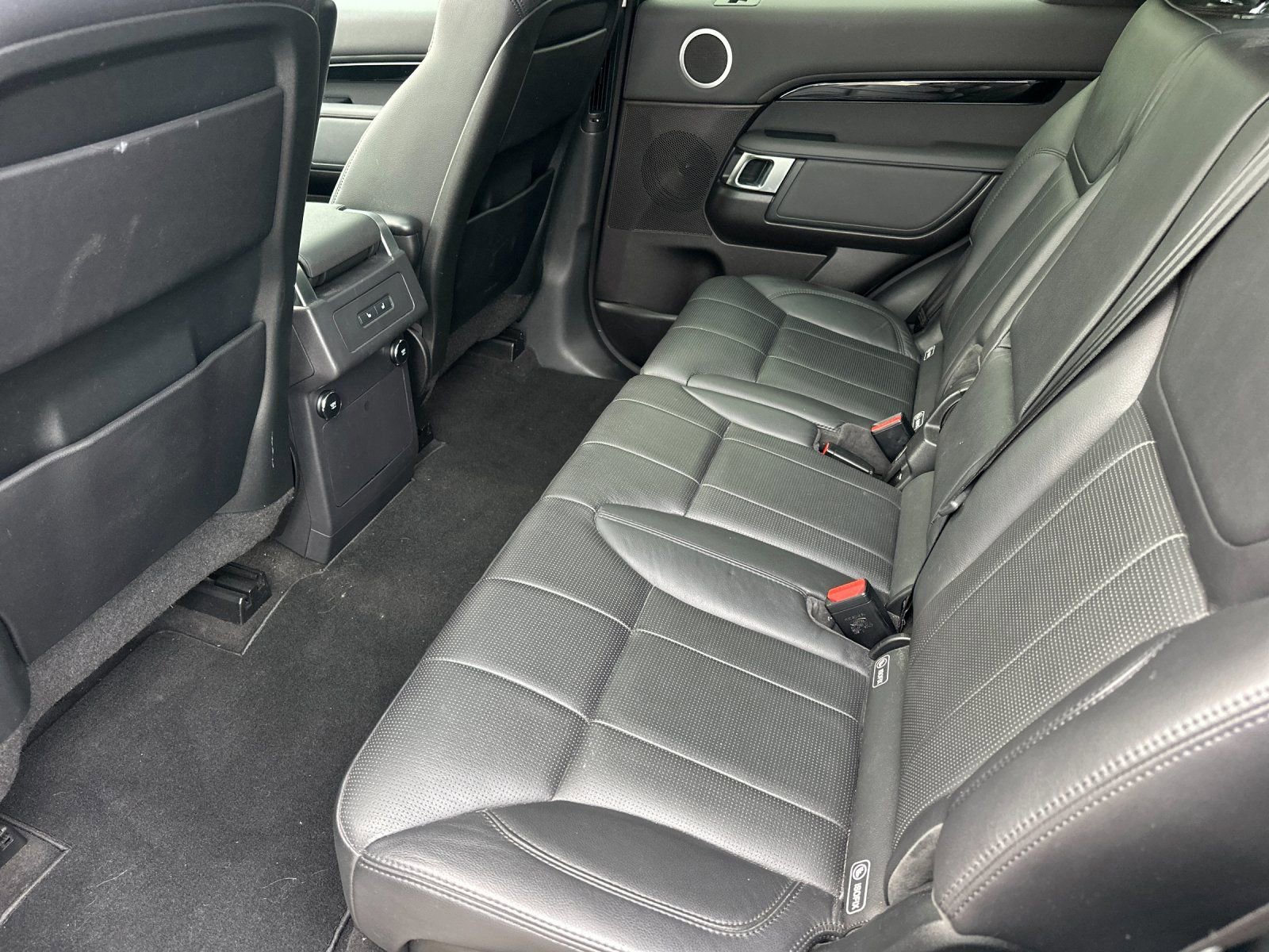 Used 2018 Land Rover Discovery SE image 11