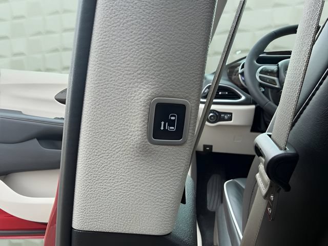 Certified 2024 Chrysler Pacifica Limited FWD image 32