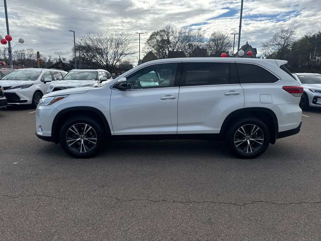 Used 2019 Toyota Highlander LE AWD/4WD image 4