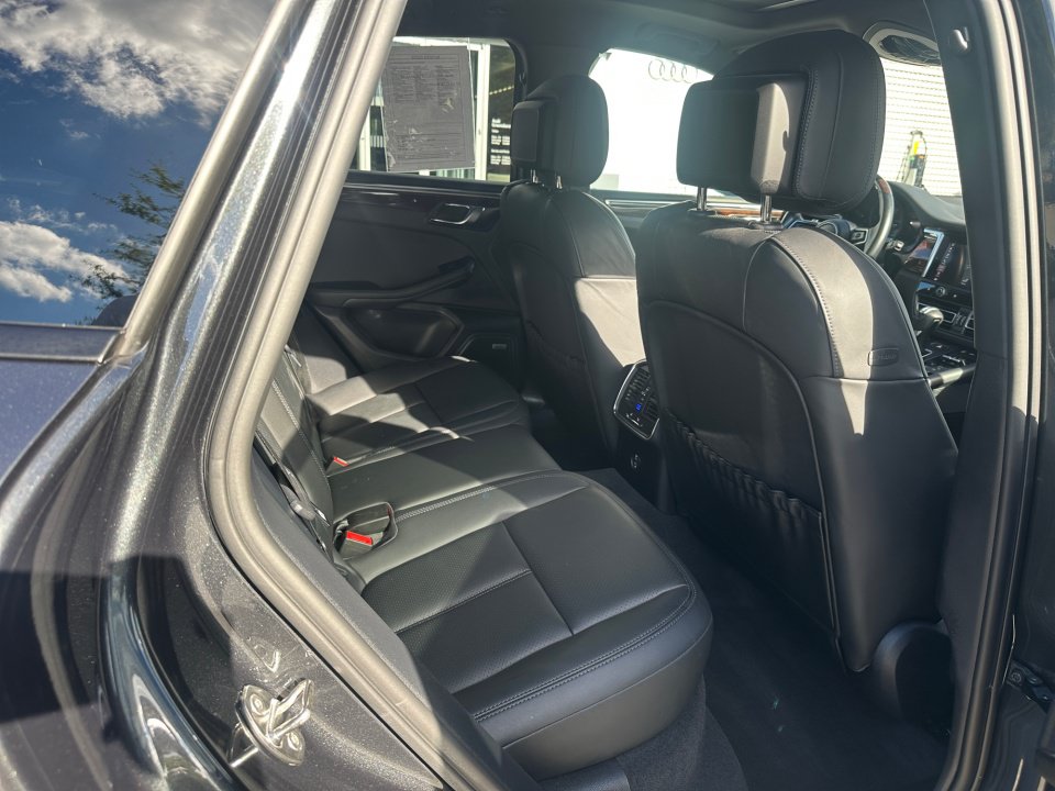 Used 2022 Porsche Macan AWD/4WD image 28