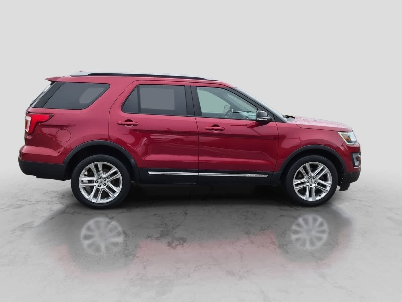 Used 2017 Ford Explorer XLT w/ Equipment Group 202A AWD/4WD image 9