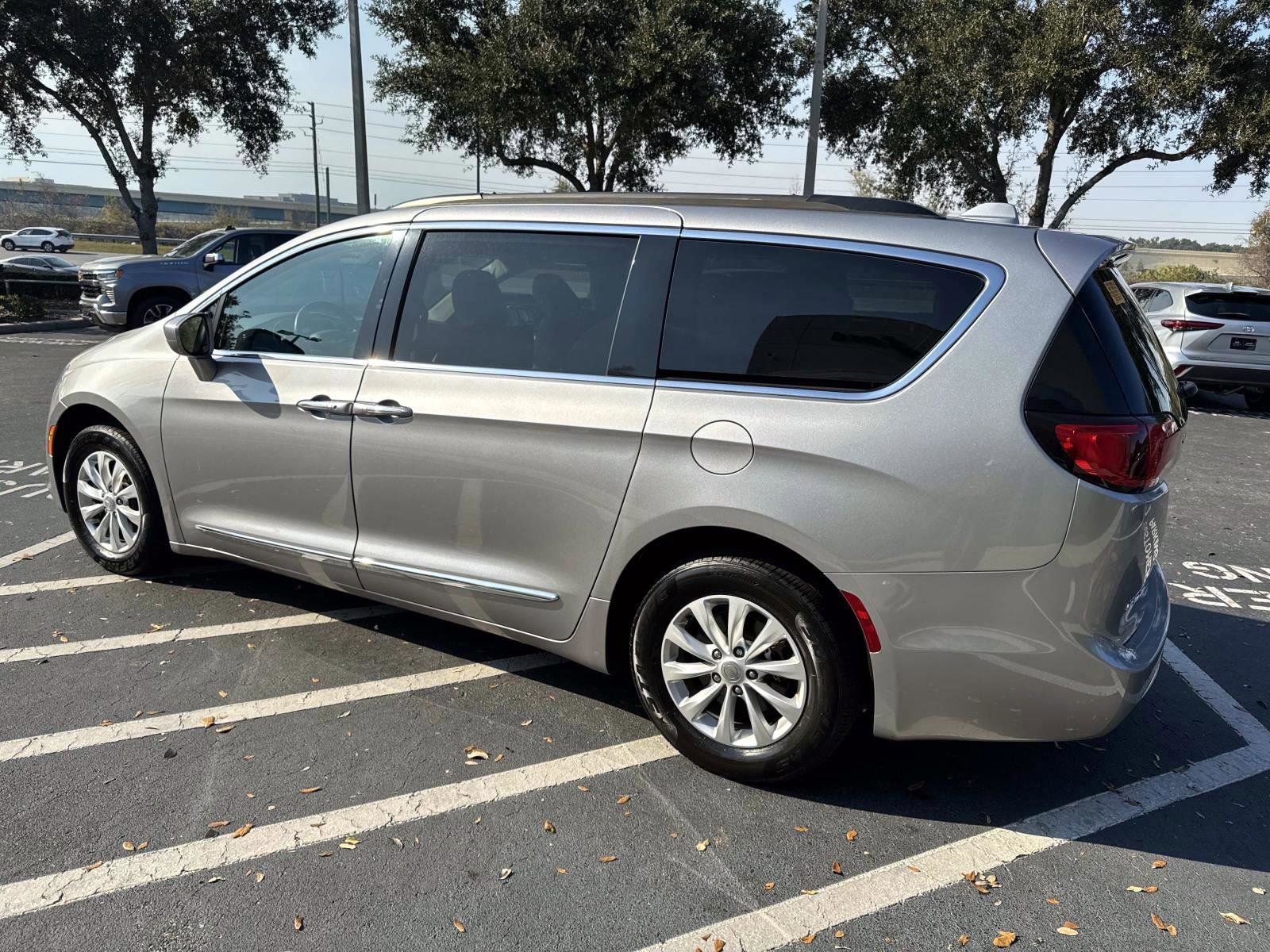 Used 2017 Chrysler Pacifica Touring-L image 4