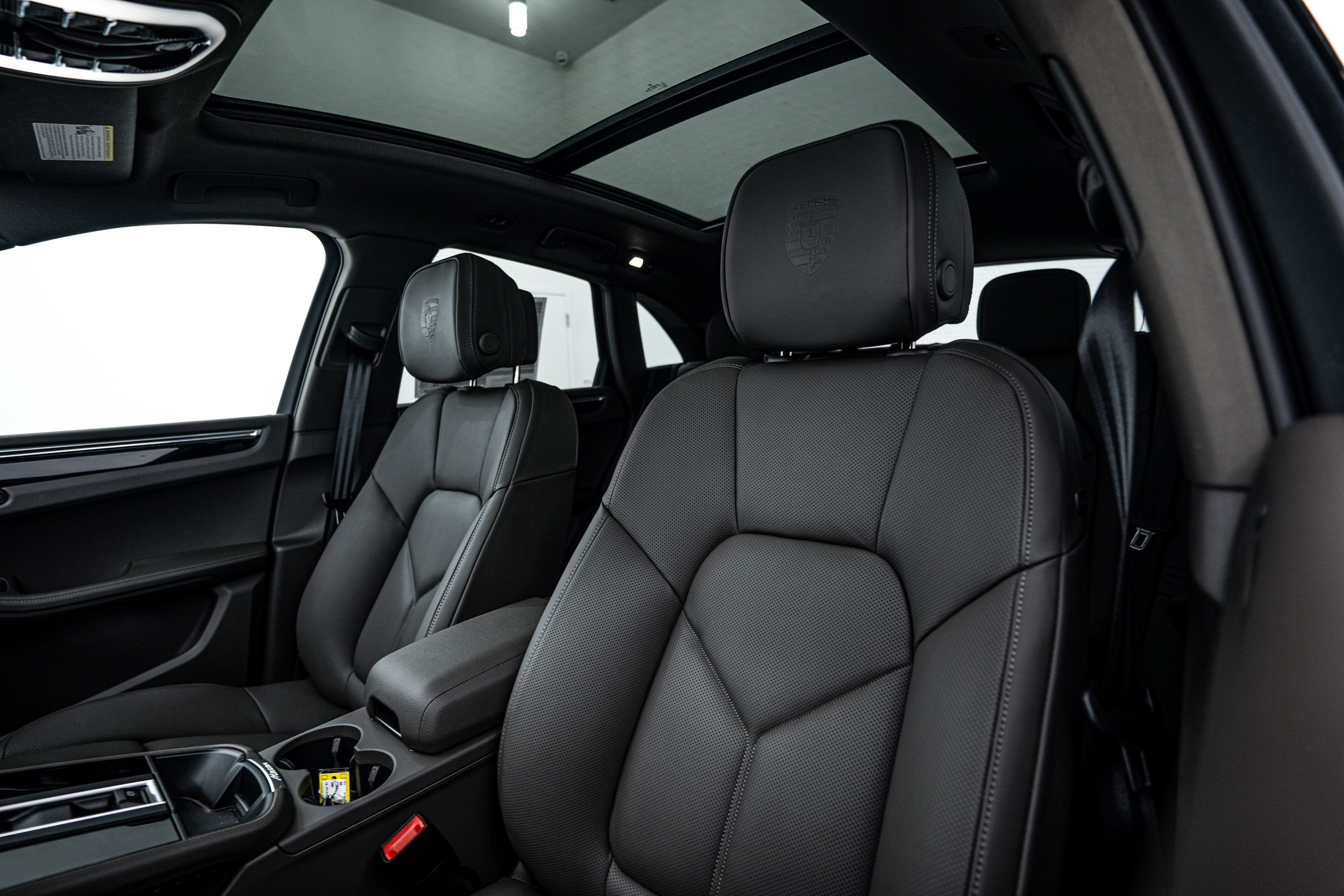 Certified 2025 Porsche Macan image 14