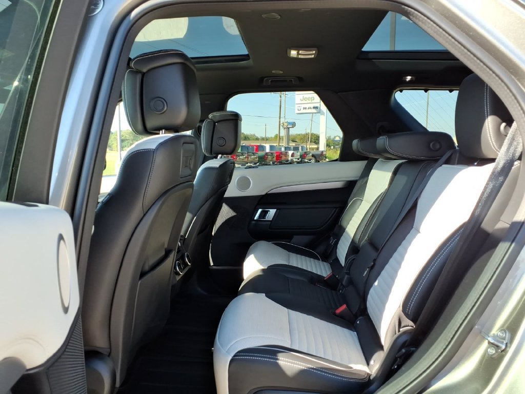 Used 2024 Land Rover Discovery Dynamic SE AWD/4WD image 12