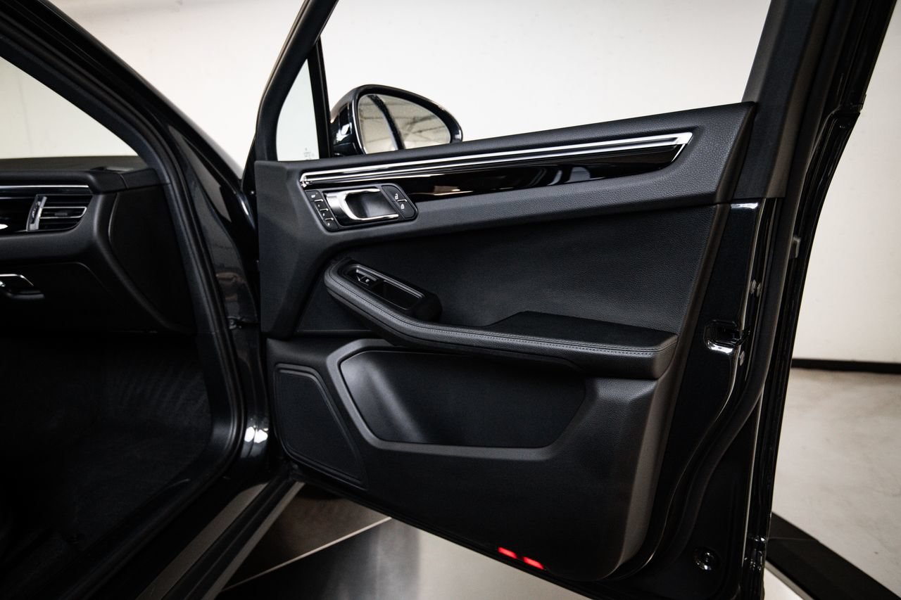 Certified 2024 Porsche Macan AWD/4WD image 27