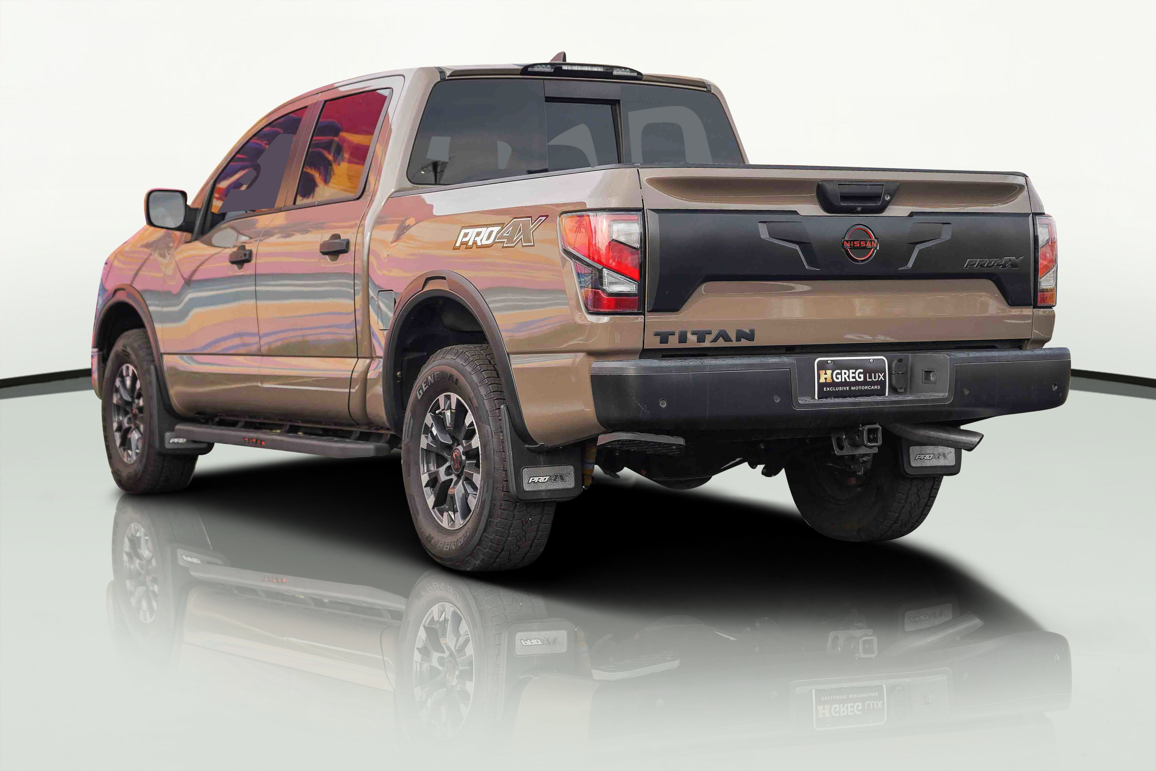 Used 2024 Nissan Titan PRO-4X w/ Pro-4x Utility Package image 10