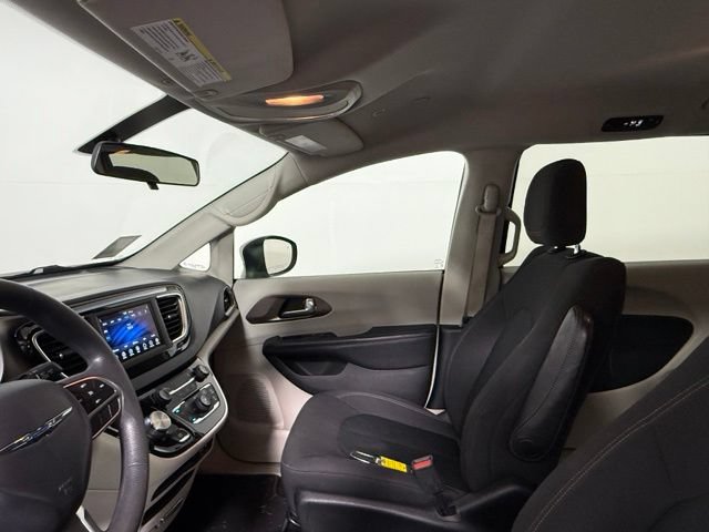 Used 2018 Chrysler Pacifica L FWD image 31