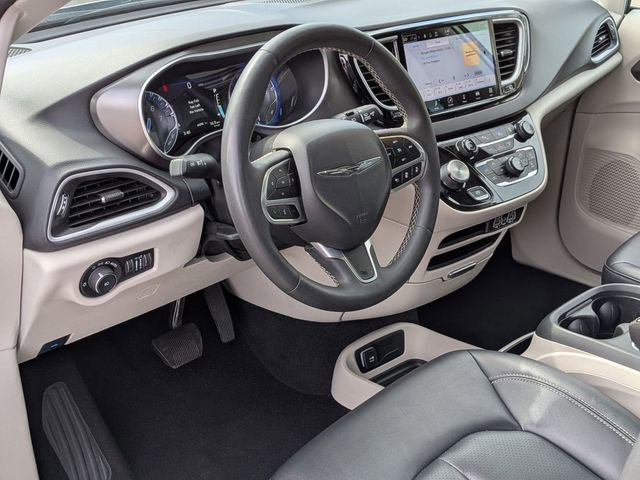 Used 2024 Chrysler Pacifica Touring-L FWD image 11