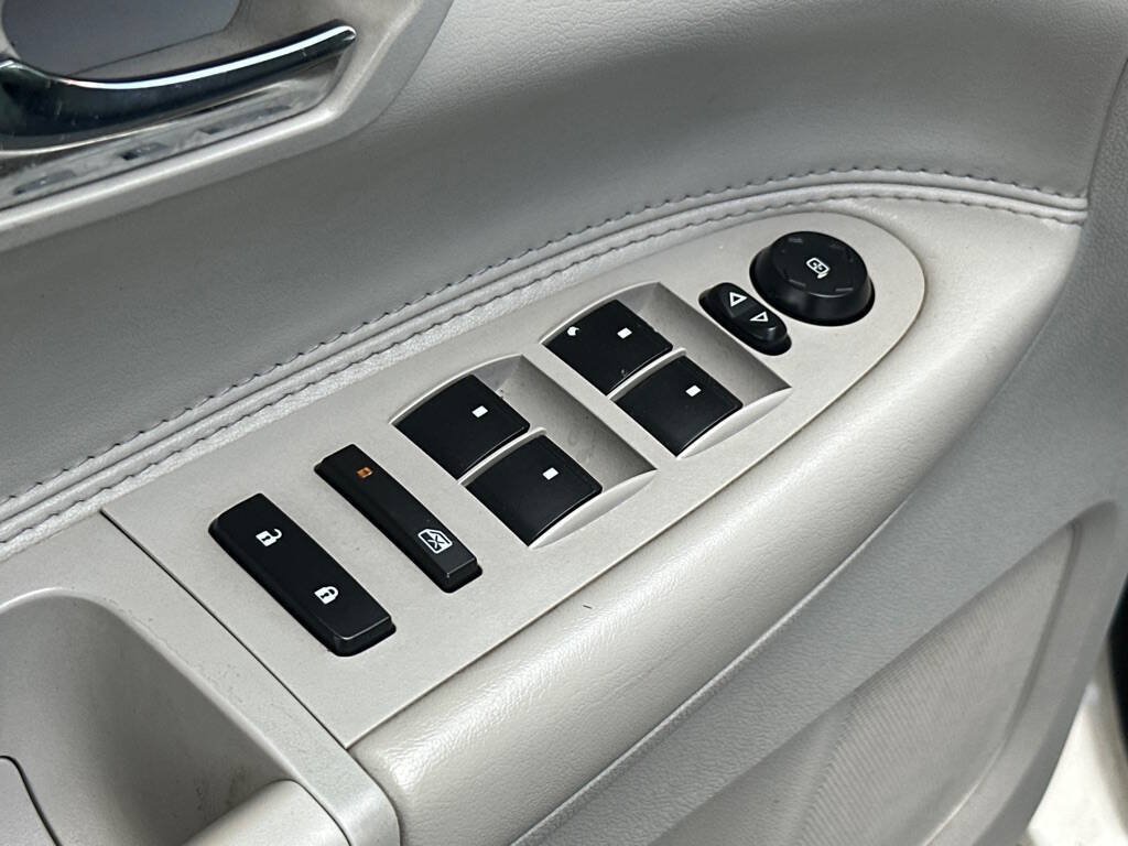 Used 2008 Saturn Outlook XR w/ Premium Trim Package FWD image 12