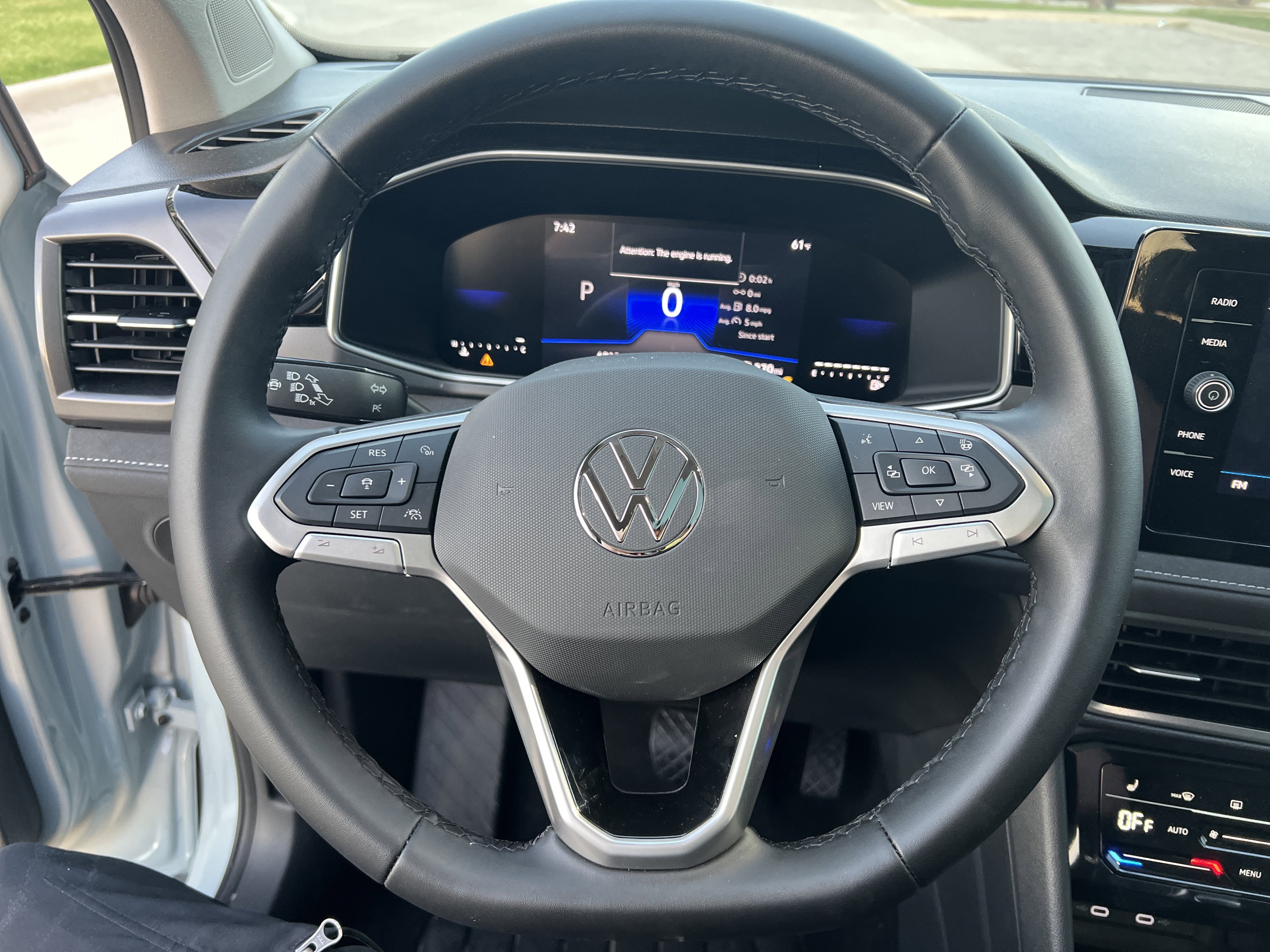 Used 2025 Volkswagen Taos SE image 17