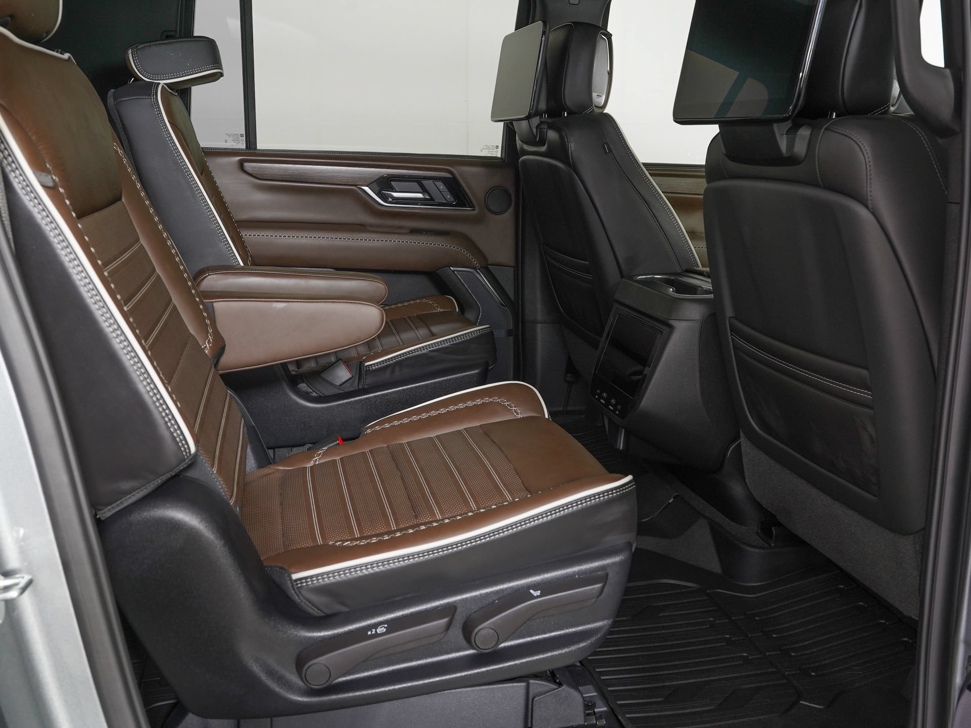 Used 2026 GMC Yukon XL Denali Ultimate w/ LPO, Floor Liner Package AWD/4WD image 10