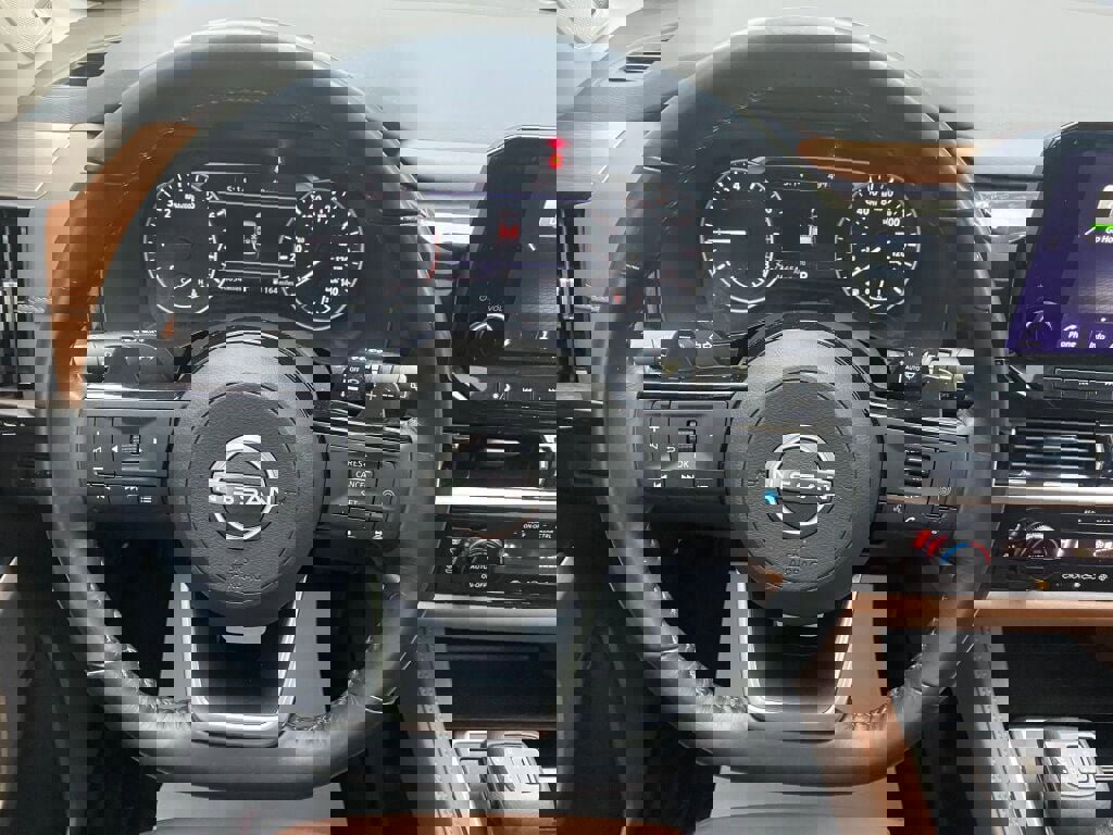 Used 2022 Nissan Pathfinder Platinum image 11