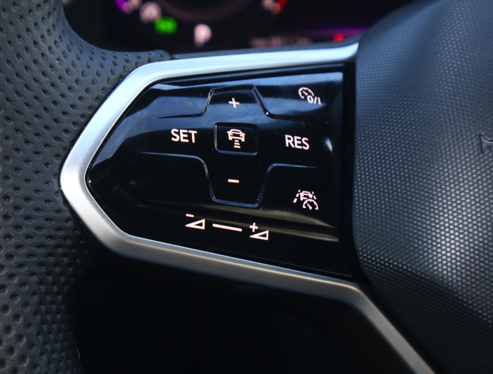 Used 2022 Volkswagen Tiguan SEL R-Line image 24