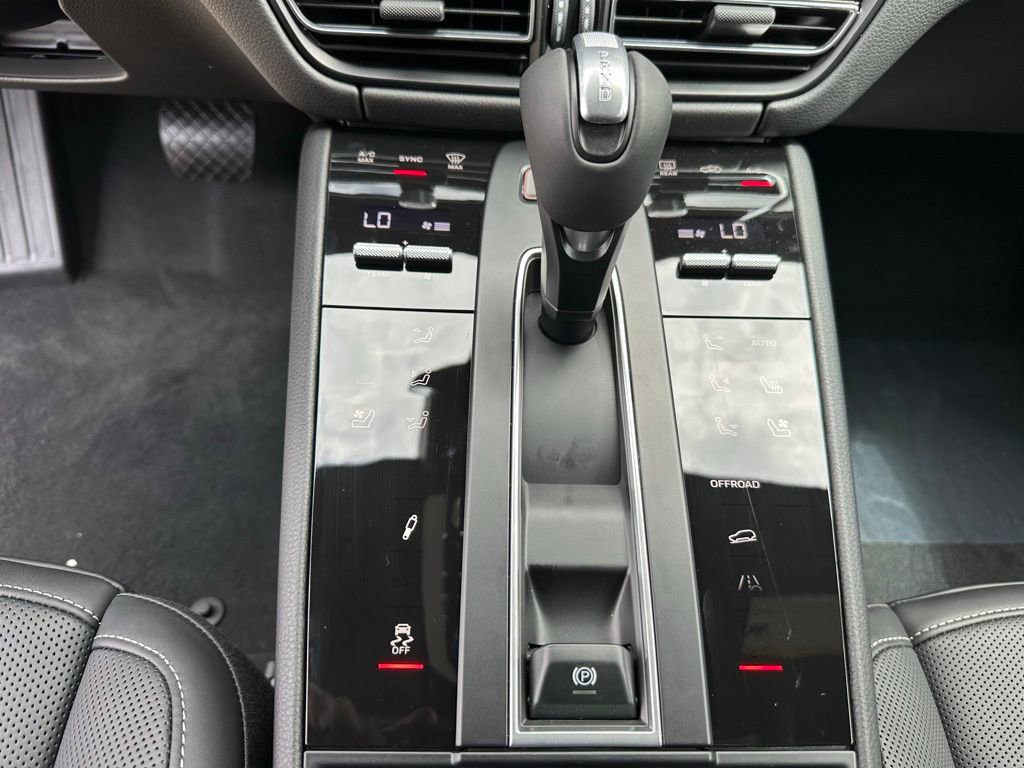 Certified 2025 Porsche Macan Turbo AWD/4WD image 22