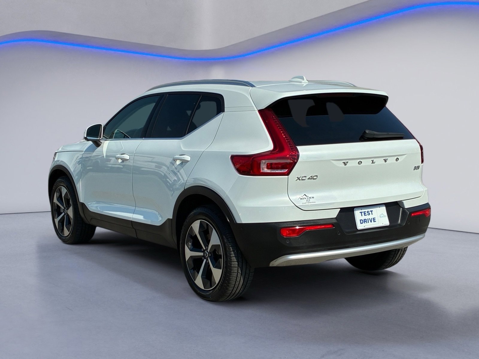 Used 2024 Volvo XC40 B5 Plus AWD/4WD image 6