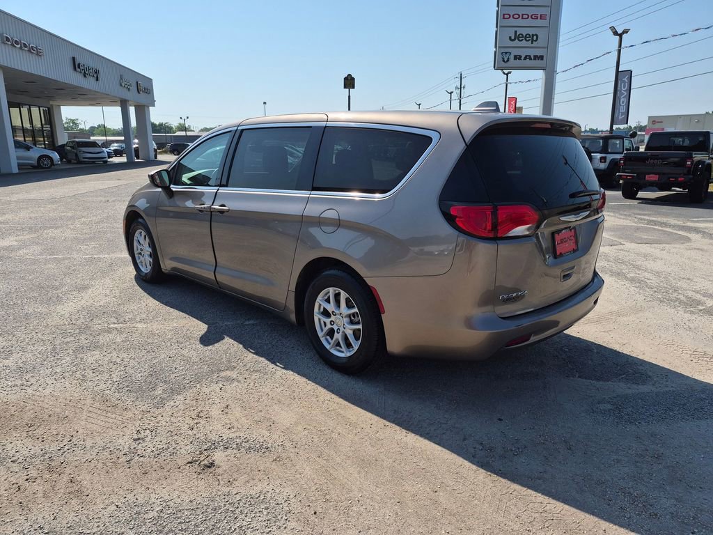 Used 2017 Chrysler Pacifica Touring FWD image 5