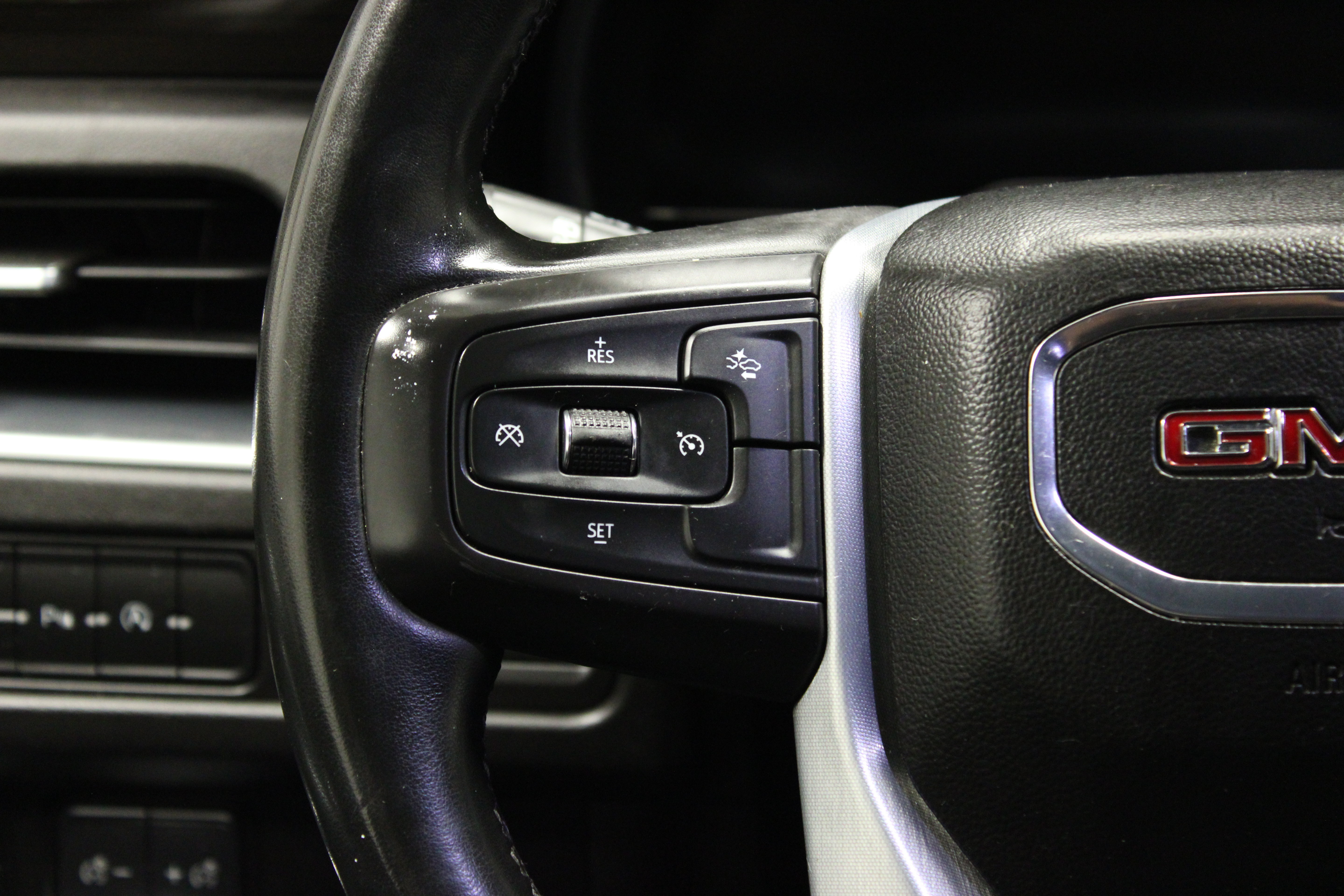 Used 2023 GMC Yukon SLE AWD/4WD image 24