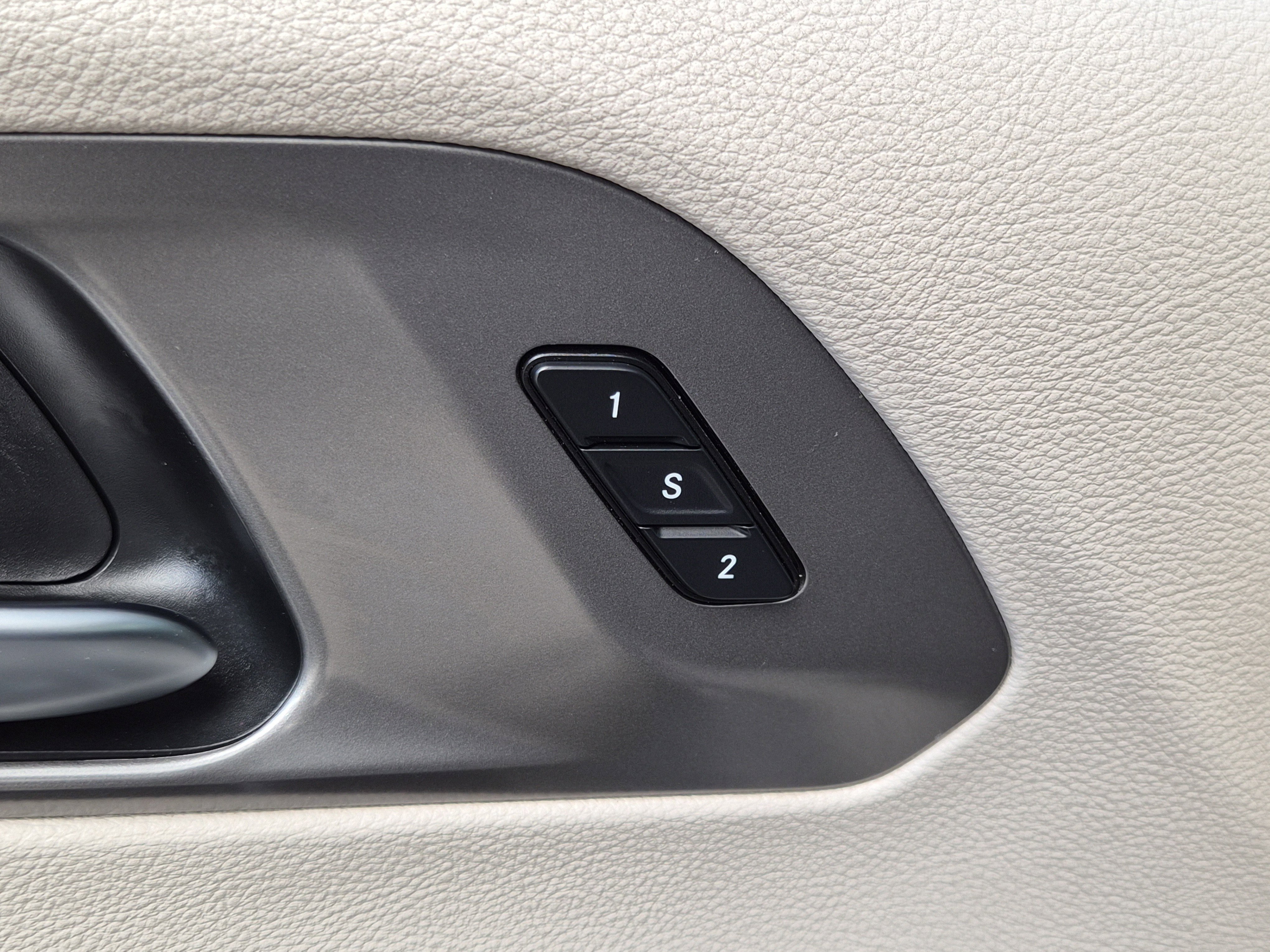 Used 2022 Chrysler Pacifica Touring-L image 15