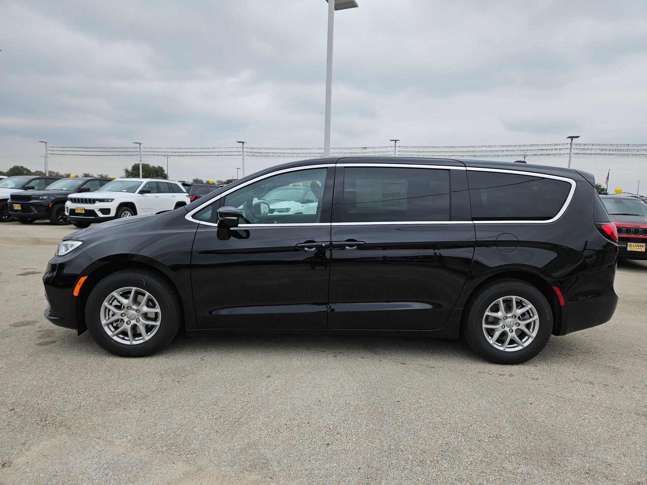 New 2026 Chrysler Pacifica Select image 6