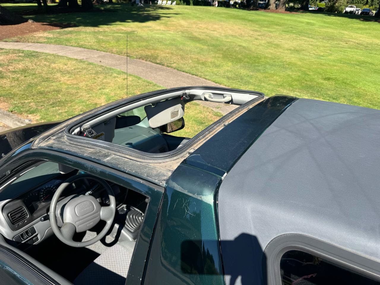 Used 2002 Chevrolet Tracker 4WD Convertible image 24