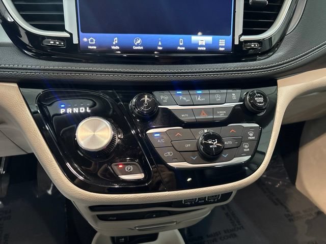 Used 2023 Chrysler Pacifica Touring-L w/ Uconnect Theater Family Group AWD/4WD image 31