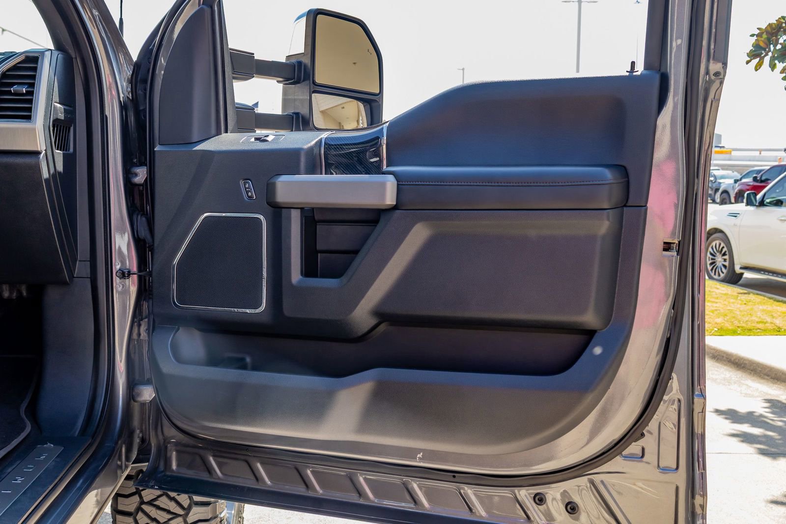 Used 2022 Ford F350 Platinum w/ FX4 Off-Road Package AWD/4WD image 35