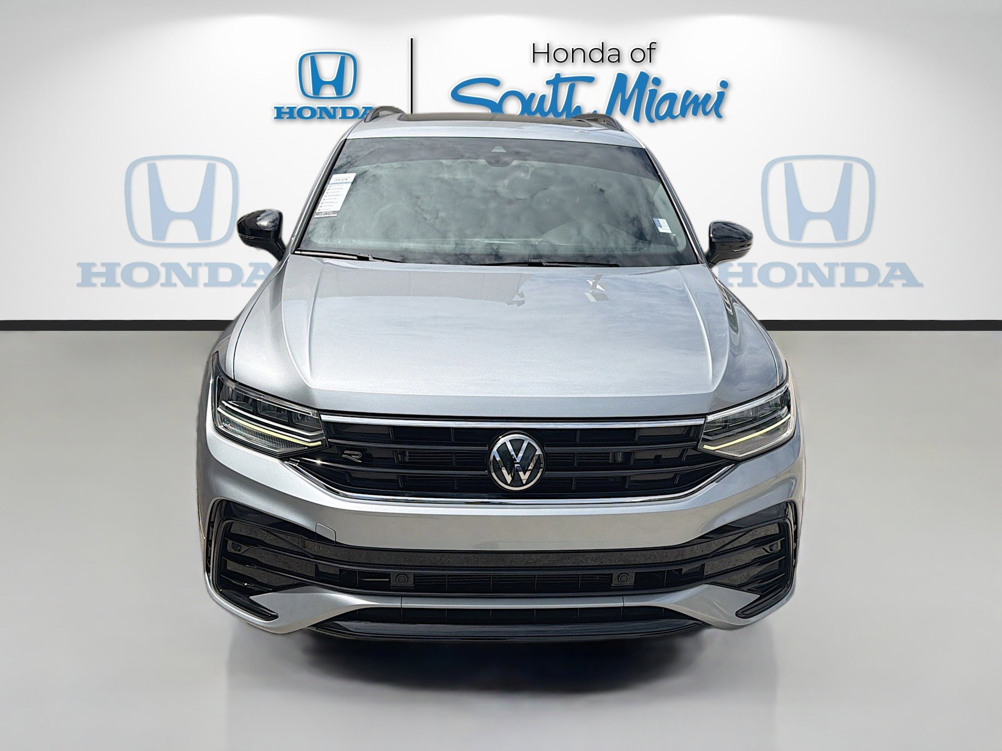 Used 2022 Volkswagen Tiguan SE R-Line FWD image 2