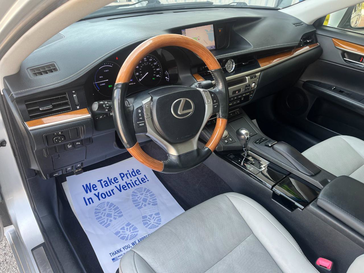 Used 2013 Lexus ES 300h w/ Luxury Pkg image 10