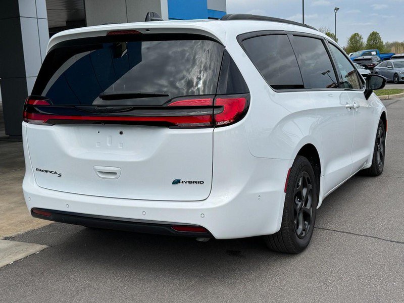 Used 2024 Chrysler Pacifica Premium FWD image 3